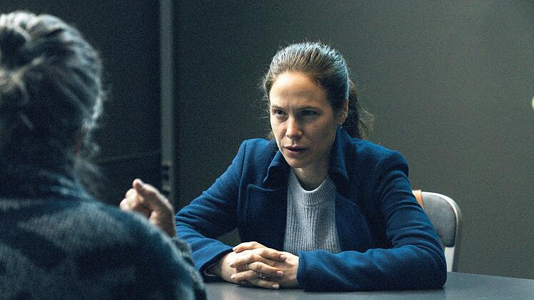 Nachdem Sarah Del&eacute;an eine Leiche gefunden hat, muss sie bei der Polizei aussagen.