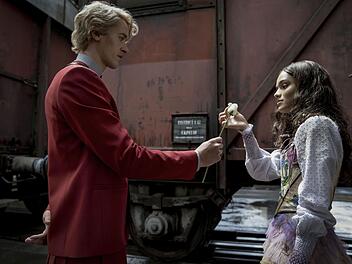 Die zwangsrekrutierte Lucy Gray Baird (Rachel Zegler) und ihr Mentor Coriolanus Snow (Tom Blyth, rechts) sollen die zehnten Hungerspiele von Panem in ein aufregendes Spektakel verwandeln.