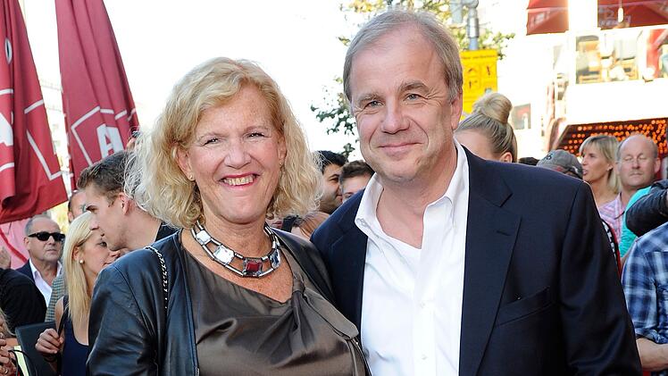 Hubertus Meyer-Burckhardt war Regieassistent am Hamburger Thalia Theater, Kreativdirektor einer internationalen Werbeagentur, Vorstand bei Axel Springer und ProSiebenSat.1 und erfolgreicher Filmproduzent. Er ist mit der Journalistin Dorothee R&ouml;hrig verheiratet.