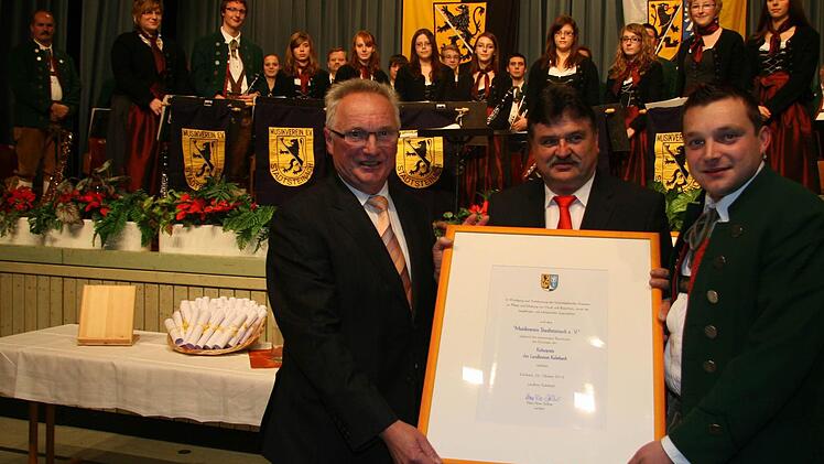 Klaus Zahner (links) und Dirigent Christoph Hohlweg (rechts) freuen sich über den Kulturpreis des Landkreises.