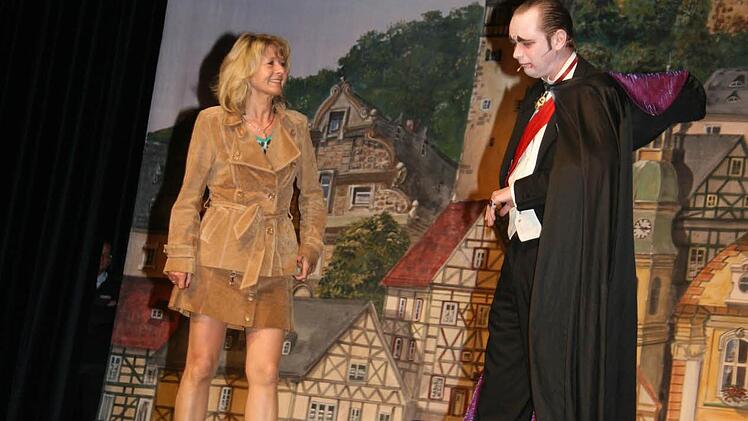 Der Fürst der Finsternis hat sich Autoverkäuferin Jutta Förster aus Neuenmarkt auf die Bühne geholt - das Publikum amüsierte sich.