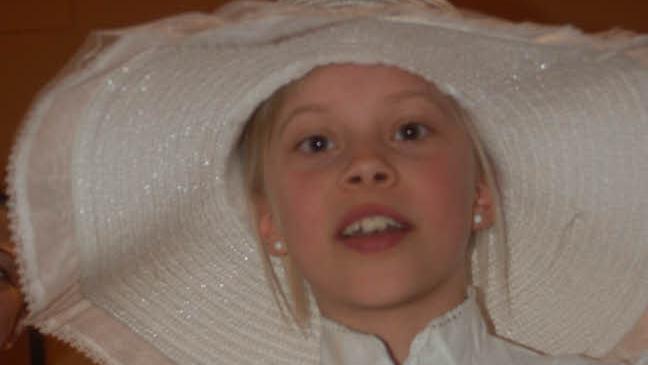 Emilia Sommer führt als Anna B. Eckstein durch die Lernwerkstatt Frieden. Fotos: Gabi Arnold