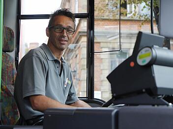 Busfahrer Roland Klimsa freut sich immer, Schüler transportieren zu können. Stress ist ihm fremd. Foto: Sebastian Martin
