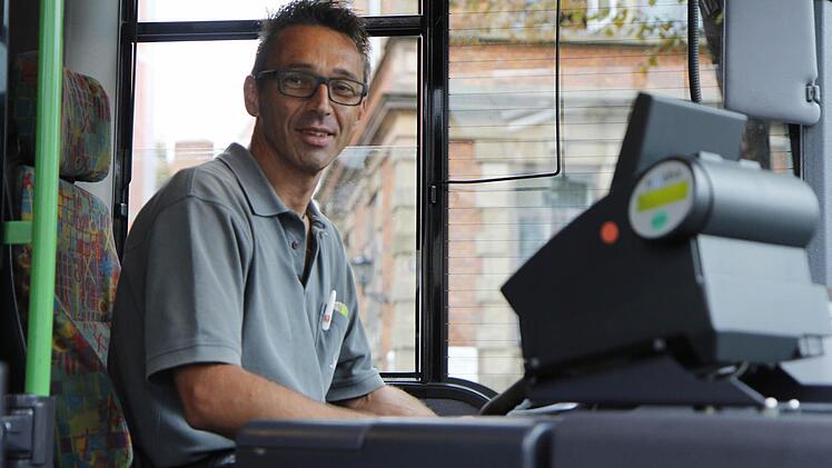 Busfahrer Roland Klimsa freut sich immer, Schüler transportieren zu können. Stress ist ihm fremd. Foto: Sebastian Martin