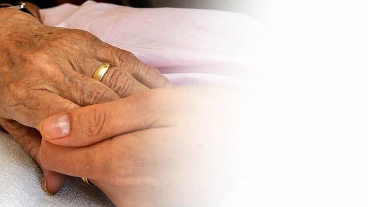 Der Bedarf nach Möglichkeiten der Sterbebegleitung und nach Hospizen steigt. Die Caritas Coburg möchte ein Hospiz beim Seniorenheim St. Josef errichten, das bis zu zehn Plätze haben wird.  Foto: dpa