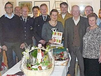 Georg Wamser feierte seinen 80. Geburtstag im Kreise seiner Familie, Vereins-, Rats- und Berufskollegen. Unser Bild zeigt den Jubilar (Sechster von rechts) zusammen mit seiner Ehefrau Betty (rechts daneben) inmitten der Gratulantenschar.  Foto: Klaus-Peter Wulf