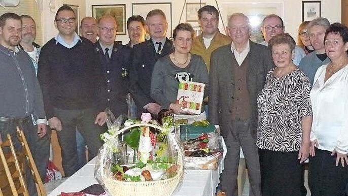 Georg Wamser feierte seinen 80. Geburtstag im Kreise seiner Familie, Vereins-, Rats- und Berufskollegen. Unser Bild zeigt den Jubilar (Sechster von rechts) zusammen mit seiner Ehefrau Betty (rechts daneben) inmitten der Gratulantenschar.  Foto: Klaus-Peter Wulf