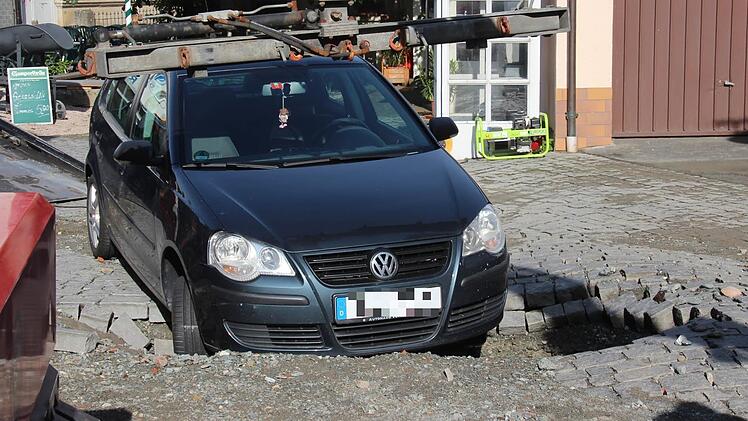 Als eine Kronacherin mit ihrem Polo in die Rosenau einfuhr, schien die Straße intakt. Plötzlich sackte der Boden ab, das Auto saß fest. Foto: A. Löffler