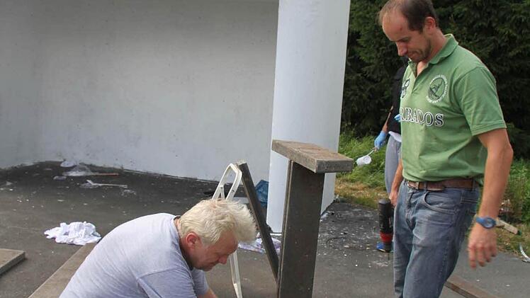 Heinrich Witzgall und Jugendsprecher Harald Hempfling bauten eine Sitzgruppe auf der Skateranlage auf. Foto: Sonja Adam