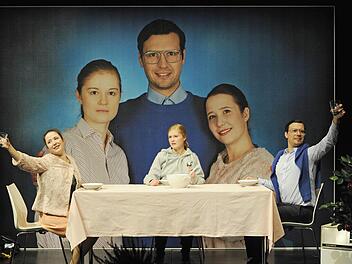 Die Kleinfamilie als pathogene Institution. Szene aus der Uraufführung von "rechtes denken" im Studio des E.T.A.-Hoffmann-Theaters
