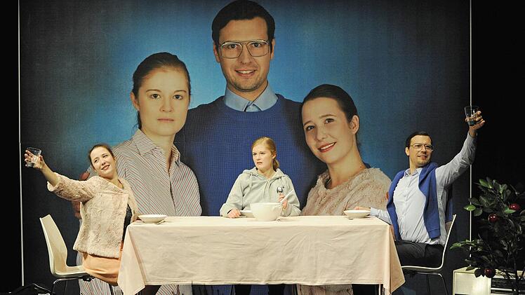 Die Kleinfamilie als pathogene Institution. Szene aus der Uraufführung von "rechtes denken" im Studio des E.T.A.-Hoffmann-Theaters