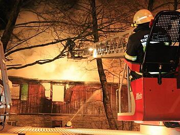 Nach dem Brand in der Obdachlosenunterkunft im Dreibrunnenweg, wo kurz vor Weihnachten ein Mann in den Flammen umkam, wird die Ruine nicht mehr neu aufgebaut. Auch das andere Barackengebäude will man wegreißen und dort kostengünstig einen Neubau errichten. Foto: Ferdinand Merzbach