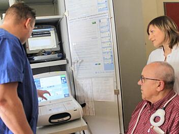 Sie ist die erste junge Ärztin, die das Angebot des Weiterbildungsverbunds nutzt: Olga Kushch, hier mit dem Chefarzt der Kardiologie, Roy Hoffmann und einem Patienten Fotos: Veronika Schadeck