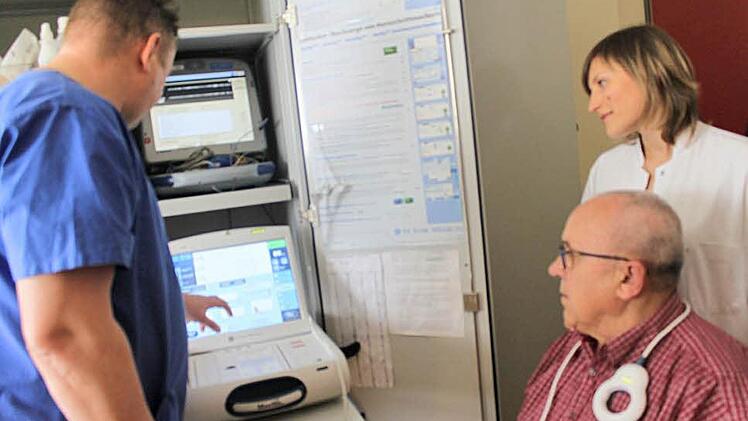 Sie ist die erste junge Ärztin, die das Angebot des Weiterbildungsverbunds nutzt: Olga Kushch, hier mit dem Chefarzt der Kardiologie, Roy Hoffmann und einem Patienten Fotos: Veronika Schadeck