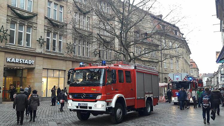 Vor kurzem in der Fußgängerzone: Die Brandmeldeanlage im Karstadt hatte ausgelöst, gebrannt hatte jedoch nichts.  Foto: Anna Lienhardt