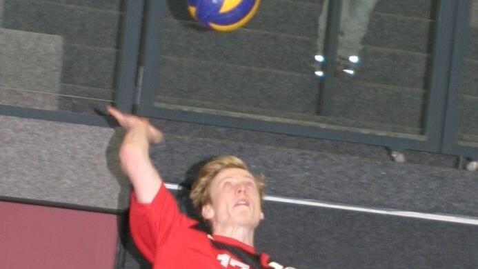 Nils Menzel, hier beim Aufschlag, hat in dieser Saison einen großen Sprung nach vorne gemacht und sich zu einem Leistungsträger der Eberner entwickelt.