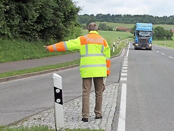 Tobias Kern lotst einen Lastwagen zur Kontrolle auf den Parkplatz der B 279 zwischen Sendel- und Laimbach.  Fotos: Ralf Kestel
