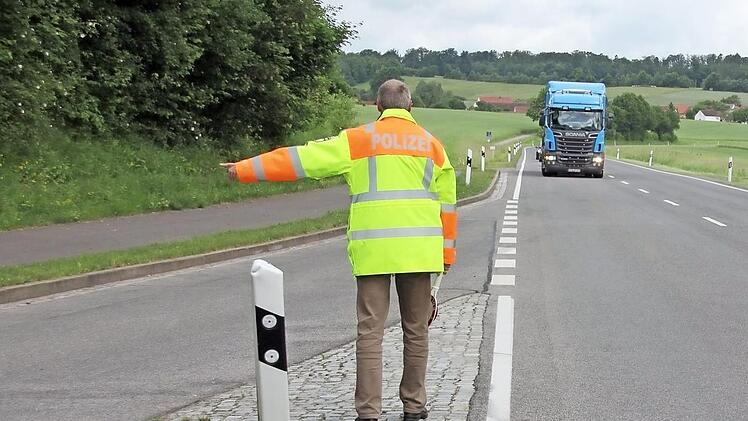 Tobias Kern lotst einen Lastwagen zur Kontrolle auf den Parkplatz der B 279 zwischen Sendel- und Laimbach.  Fotos: Ralf Kestel