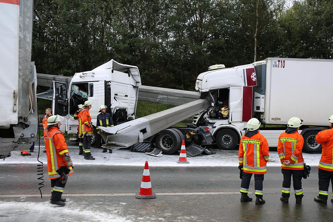 Marktschorgast: Lastwagen reißt Schilderbrücke ein – Lange Staus auf A9