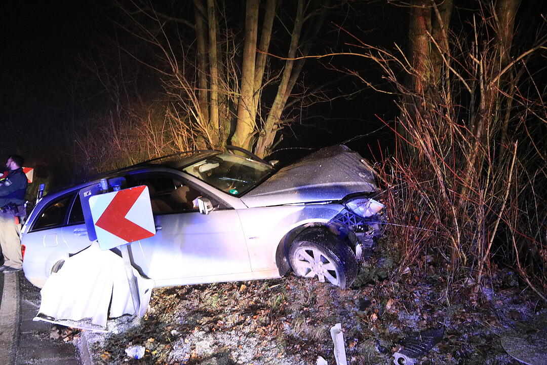 Autofahrer kracht gegen Baum in Kunreuth