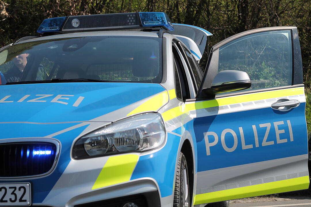 Unterfranken: Motorradfahrer kracht in Autoheck – 44-Jähriger schwebt in Lebensgefahr
