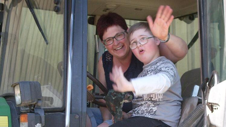 Der große Traktor auf dem Betriebshof hatte es den Schülern der Franz-von-Prümmer-Schule besonders angetan. Foto: Klaus Scheuring