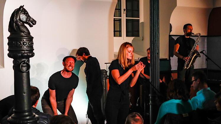 Szenen vom Improvisationstheater im Krackhardt-Haus. Foto: Matthias Hoch
