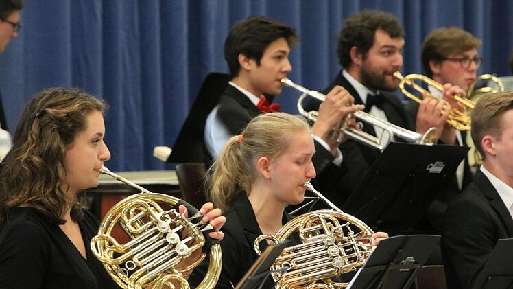 Begeisterten Beifall gab es beim Gastspiel des Jugendsymphonieorchesters Oberfranken in der Frankenhalle Neustadt. Umjubelte Solistin unter der Leitung von Till Fabian Weser war die junge Hornistin Sophia Reuter.Foto: Jochen Berger