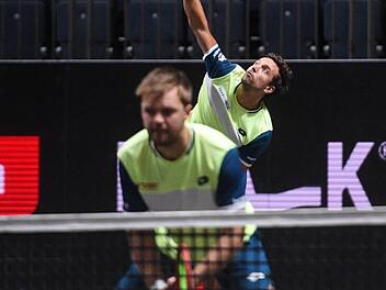 Den Aufschlägen von Andreas Mies (im Hintergrund) fehlten am Sonntag im ATP-Finale von Köln gegen Ben McLachlan (Japan) und Raven Klaasen (Südafrika) die Präzision. Auch Kevin Krawietz (am Netz) erwischte nicht seinen besten Tag. Die Partie ging mit 2:6 und 4:6 überraschend verloren.  Foto: Jonas Güttler, dpa