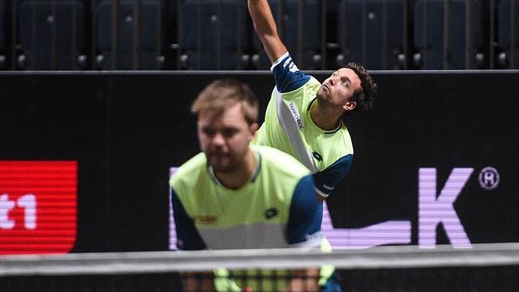 Den Aufschlägen von Andreas Mies (im Hintergrund) fehlten am Sonntag im ATP-Finale von Köln gegen Ben McLachlan (Japan) und Raven Klaasen (Südafrika) die Präzision. Auch Kevin Krawietz (am Netz) erwischte nicht seinen besten Tag. Die Partie ging mit 2:6 und 4:6 überraschend verloren.  Foto: Jonas Güttler, dpa