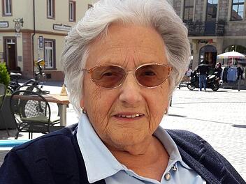 Ingrid Beck auf dem Hammelburger Marktplatz.