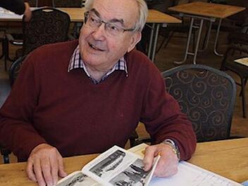 Hannes Deinlein (Foto) blätterte mit Erzählungen und zahlreichen Fotos in der wechselreichen Historie des Lagers Hammelburg.