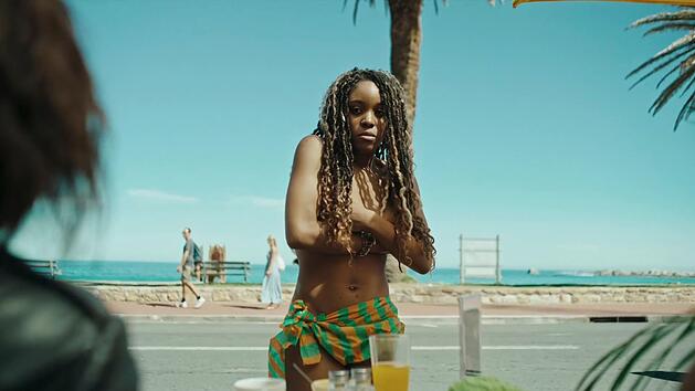Nina (Amara Okereke) ist nackt und ausgeraubt am Strand von Kapstadt aufgewacht und braucht jetzt nicht Spott, sondern Hilfe.