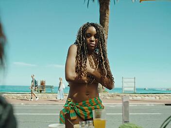 Nina (Amara Okereke) ist nackt und ausgeraubt am Strand von Kapstadt aufgewacht und braucht jetzt nicht Spott, sondern Hilfe.