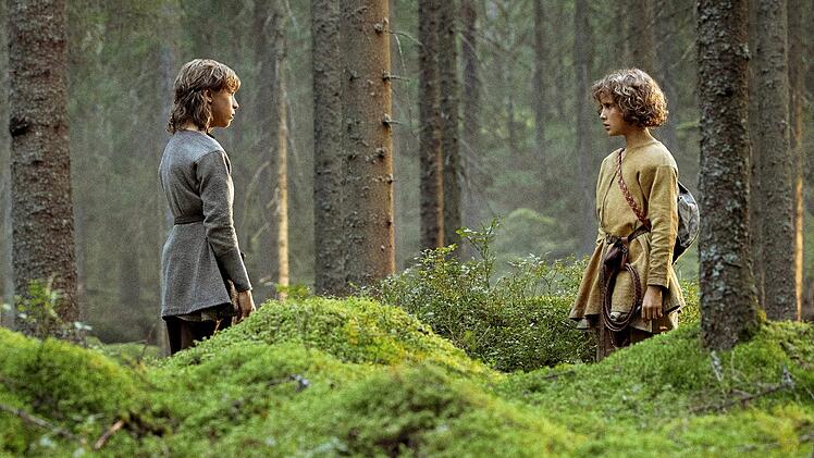 Ronja (Kerstin Linden) und Birk (Jack Begenholz Henriksson) stammen aus zwei verfeindeten R&auml;uberfamilien, schlie&szlig;en aber trotzdem Freundschaft.