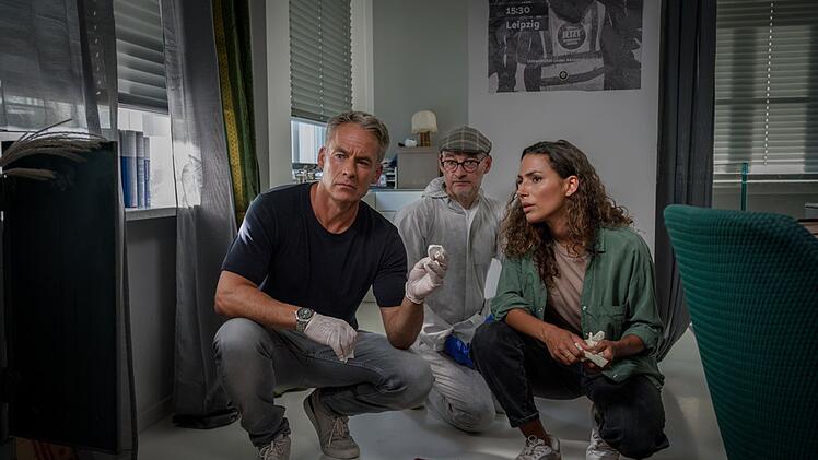 Versuchen, in der Wohnung einer Vermissten Hinweise zu finden (von links): Jan Maybach (Marco Girnth, ein Mitarbeiter der Spurensicherung (Holger Koch) und Kim Nowak (Amy Mu&szlig;ul).