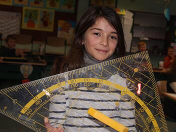 Die Sulzthalerin Giulia Fischer aus der 4b der Einhard-Volksschule Euerdorf siegte bei den Unterfränkischen Mathematik-Meisterschaften. Foto: Gerd Schaar