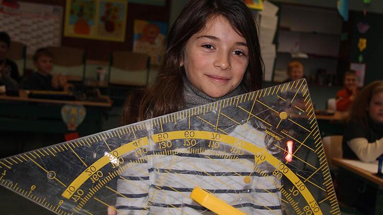 Die Sulzthalerin Giulia Fischer aus der 4b der Einhard-Volksschule Euerdorf siegte bei den Unterfränkischen Mathematik-Meisterschaften. Foto: Gerd Schaar