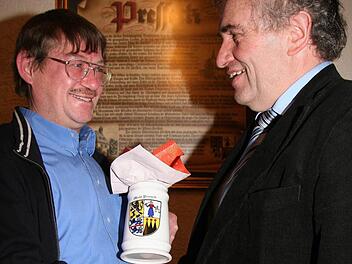 Bürgermeister Siegfried Beyer (rechts) zeichnete Klaus Seel von den Naturfreunden beim Neujahrsempfang der Marktgemeinde mit dem Gemeindekrug aus. Fotos: Sonja Adam