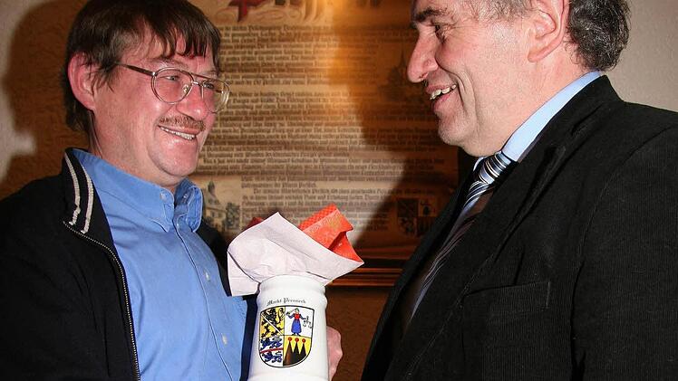 Bürgermeister Siegfried Beyer (rechts) zeichnete Klaus Seel von den Naturfreunden beim Neujahrsempfang der Marktgemeinde mit dem Gemeindekrug aus. Fotos: Sonja Adam