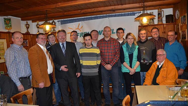 Die Kandidaten der Freien Wähler Markt Pressig mit Bürgermeister Hans Pietz (4. v.l.), der sich wieder für das Bürgermeisteramt bewirbt.  Foto: K.-H. Hofmann