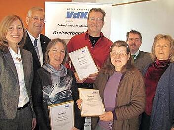 Sie wollen gemeinsam den Menschen helfen - von links: die stellvertretende VdK-Landesgeschäftsführerin Ingrid Müller, der Coburger VdK-Kreisvorsitzende Hellmut Ott, die VdK-Pflegebegleiter Elisabeth Güntzel, Manfred Schulz und Ingrid Grüner, der Coburger VdK-Kreisgeschäftsführer Thomas Steinlein und die Coburger VdK-Lotsin Reymonde Kroesch. Foto: Martin Koch