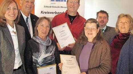 Sie wollen gemeinsam den Menschen helfen - von links: die stellvertretende VdK-Landesgeschäftsführerin Ingrid Müller, der Coburger VdK-Kreisvorsitzende Hellmut Ott, die VdK-Pflegebegleiter Elisabeth Güntzel, Manfred Schulz und Ingrid Grüner, der Coburger VdK-Kreisgeschäftsführer Thomas Steinlein und die Coburger VdK-Lotsin Reymonde Kroesch. Foto: Martin Koch