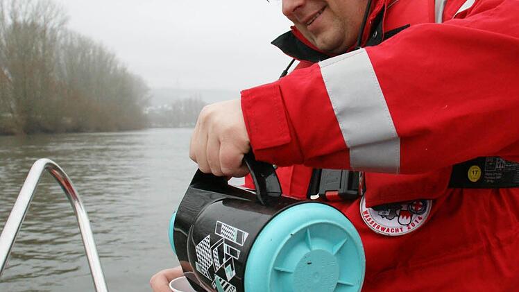 Johannes Rennert verteilte heiße Getränken zum Aufwärmen. Foto: Sabine Weinbeer