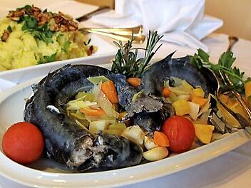 Appetitlich angerichtet sieht die Fastenspeise so aus. Beim Servieren sollte man jedoch sehr vorsichtig sein, denn wenn die Forelle richtig gegart ist, zerfällt sie bereits bei geringen Berührungen.