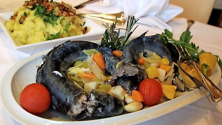 Appetitlich angerichtet sieht die Fastenspeise so aus. Beim Servieren sollte man jedoch sehr vorsichtig sein, denn wenn die Forelle richtig gegart ist, zerfällt sie bereits bei geringen Berührungen.