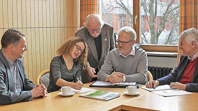 Wirtschaftsförderer Andreas Rösch (von links), Kristina Reil, Rudolf Beuerlein, Rudolf Scholze und Rainer Malzhacker an einem Tisch  Foto: C. Schwind