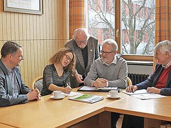 Wirtschaftsförderer Andreas Rösch (von links), Kristina Reil, Rudolf Beuerlein, Rudolf Scholze und Rainer Malzhacker an einem Tisch  Foto: C. Schwind
