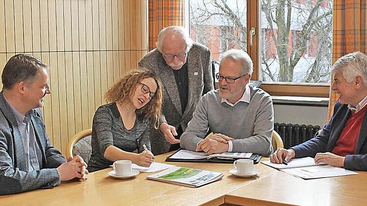 Wirtschaftsförderer Andreas Rösch (von links), Kristina Reil, Rudolf Beuerlein, Rudolf Scholze und Rainer Malzhacker an einem Tisch  Foto: C. Schwind
