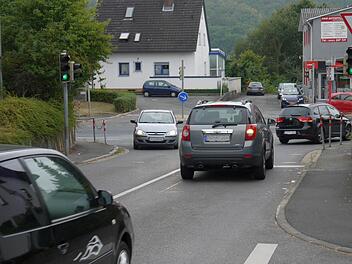 Mehr als zwei Autos schafften es bei Grün nicht auf die Kreisstraße. Schuld daran war eine kaputte Induktionsschleife.  Foto: Berthold Köhler
